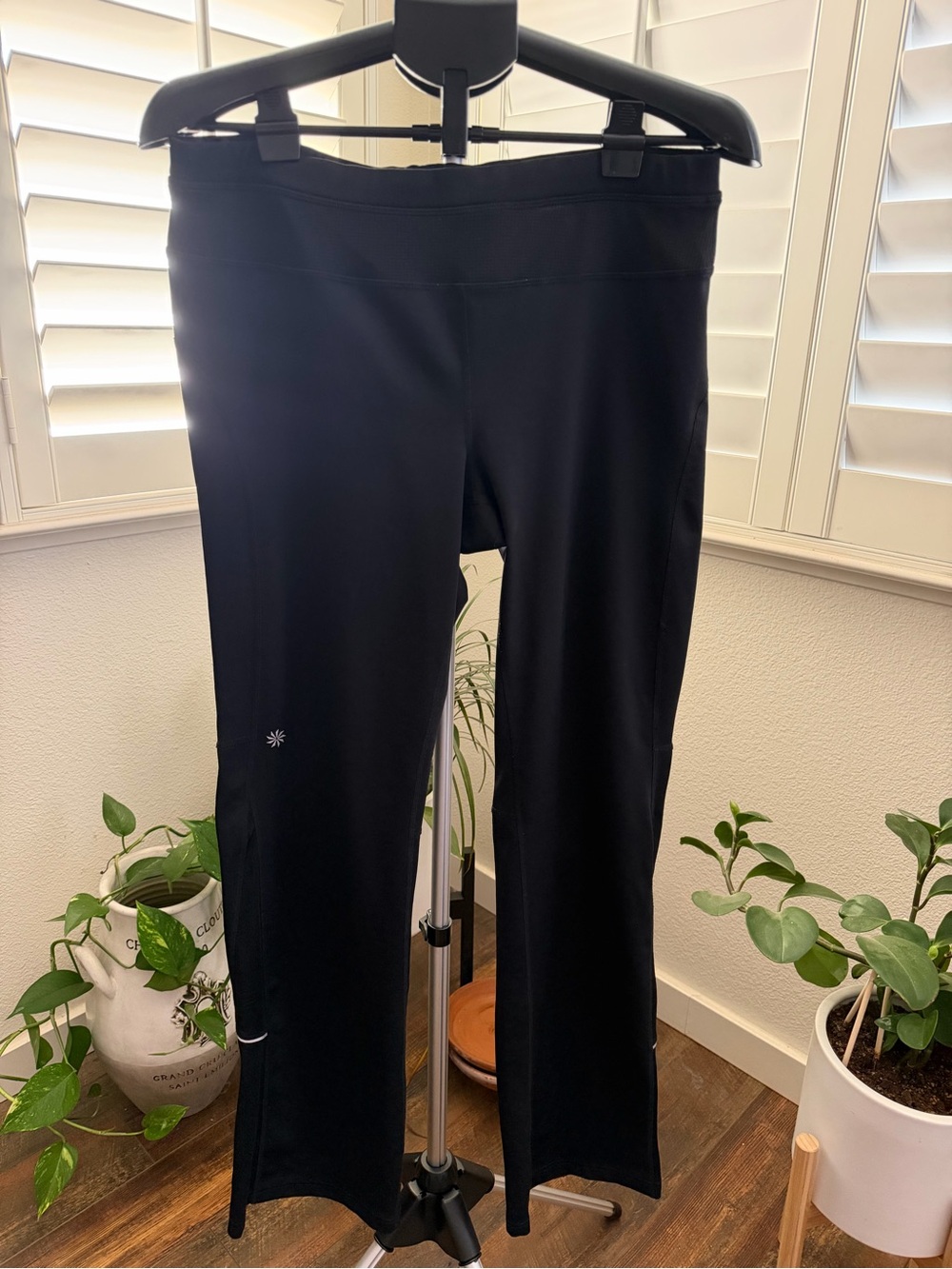Athleta Black Runabout Yoga Pants Bootcut Flare Leg Women’s L